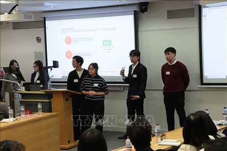 Vietnamese students shine at financial analysis competition in U.K.